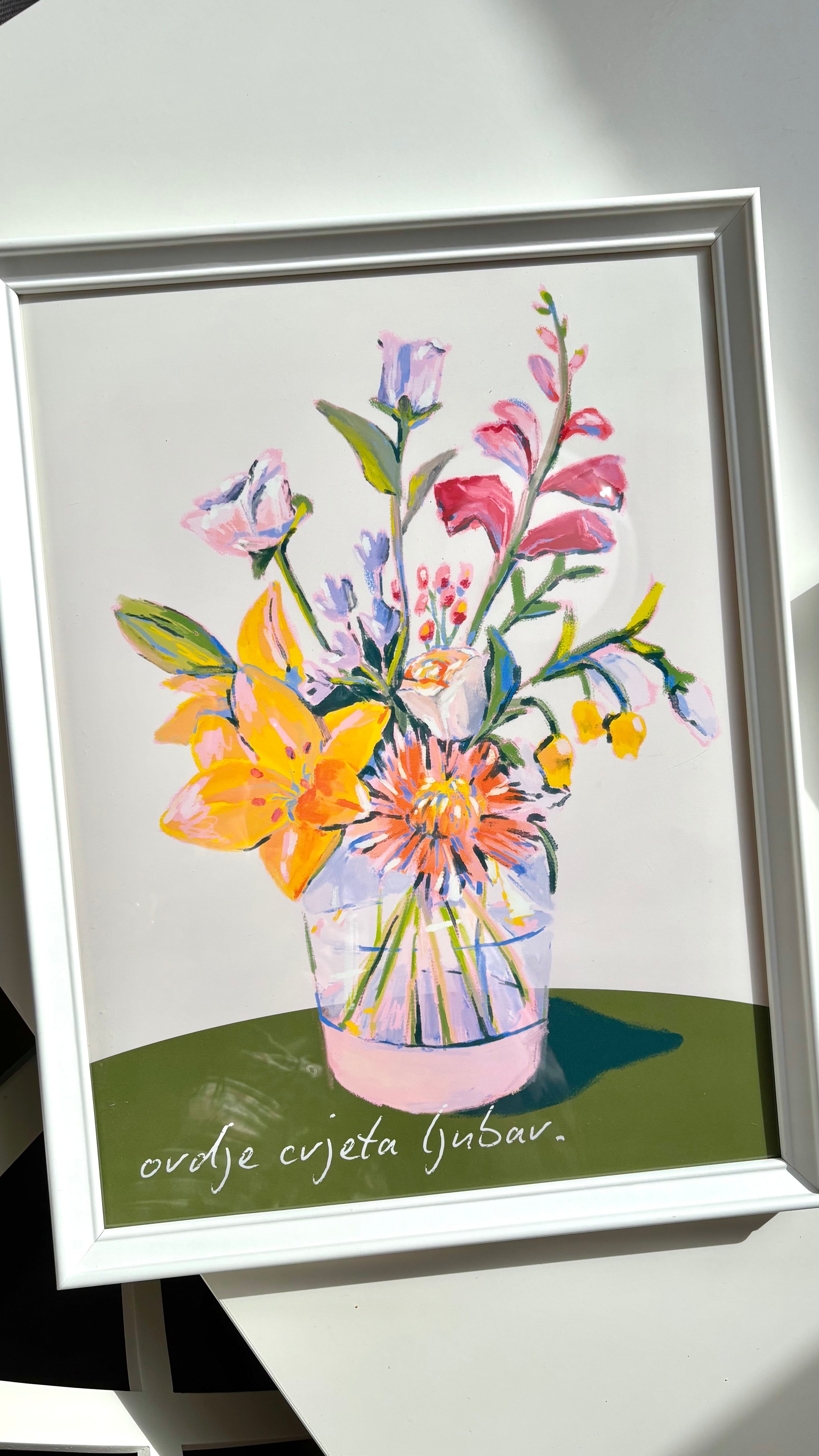 "Ljubav ovdje cvjeta" – Šareni plakat s izjavom