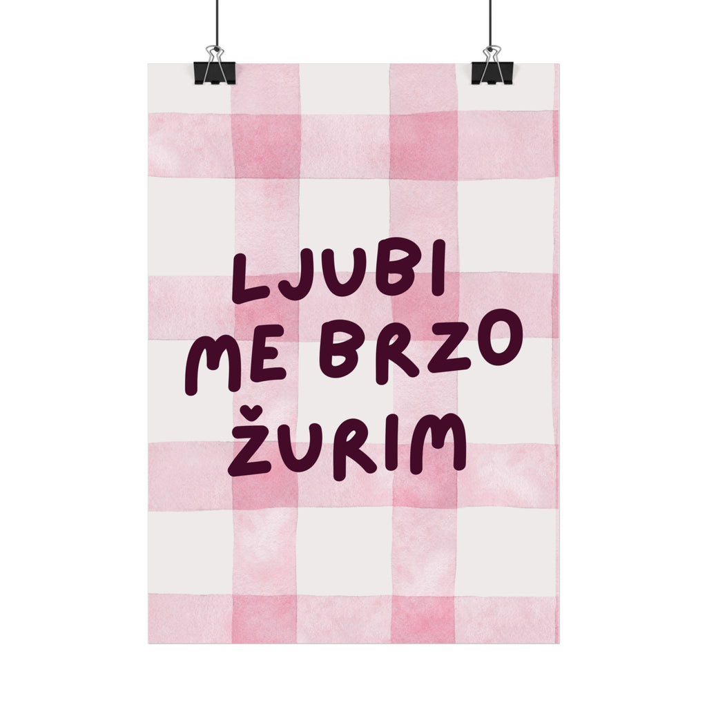 Ljubi Me Brzo Žurim Statement Poster