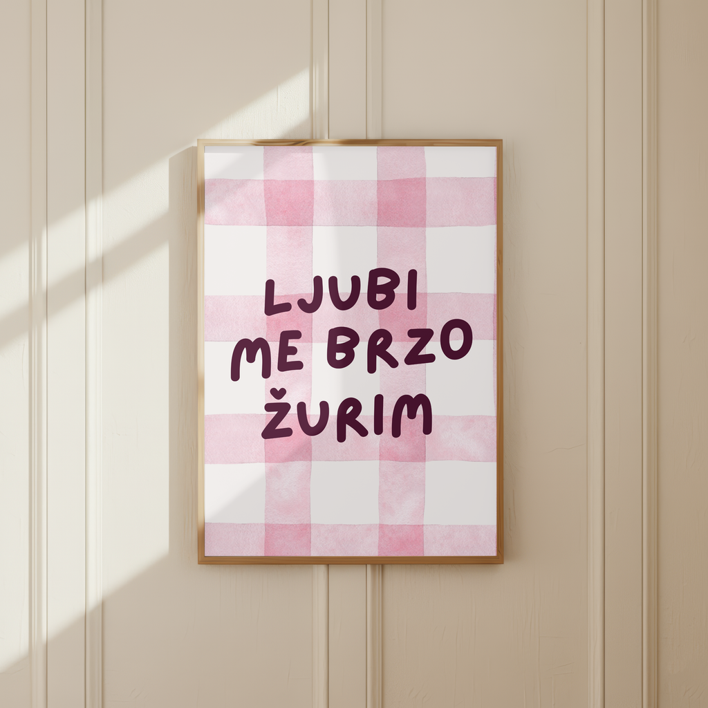 Ljubi Me Brzo Žurim Statement Poster