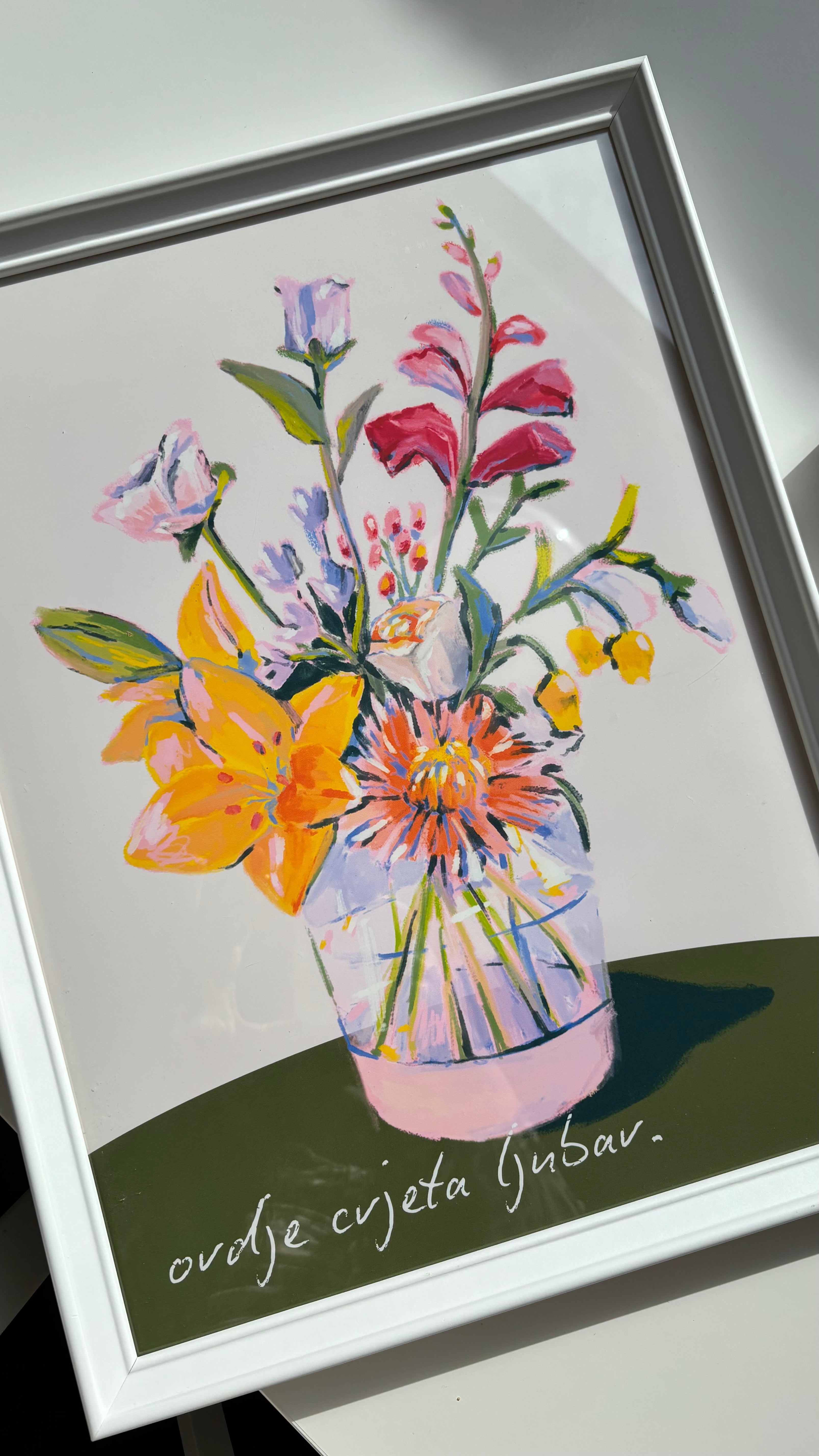 "Ljubav ovdje cvjeta" – Šareni plakat s izjavom