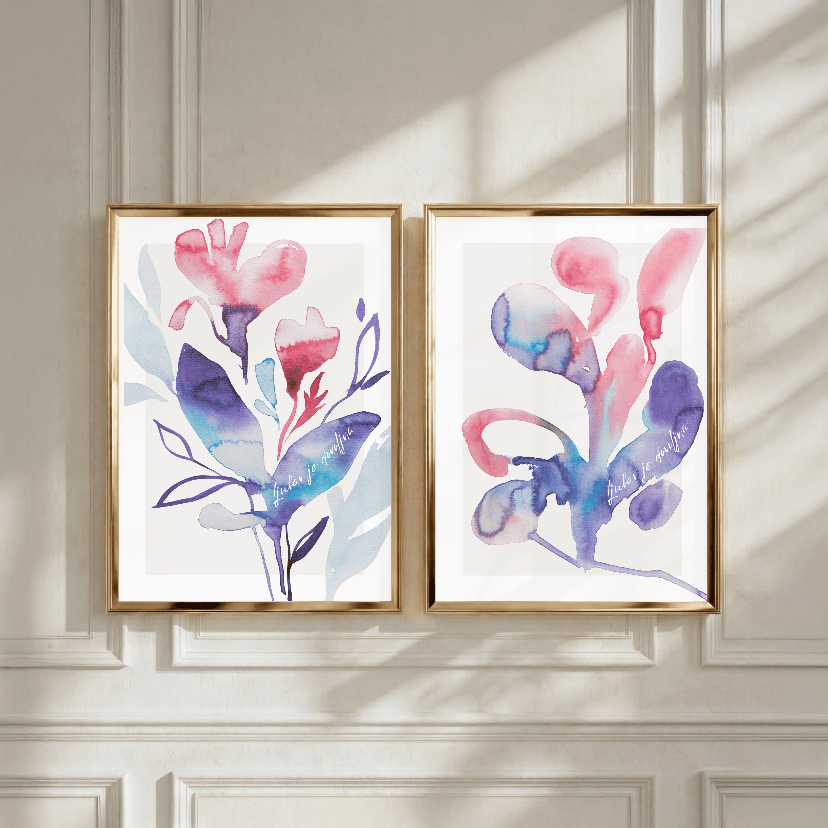 Botanische Aquarellkunst – Blaue Blätter & Rosa Blüten